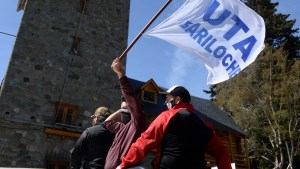 Continúa el paro de transporte en Bariloche con corte de ruta