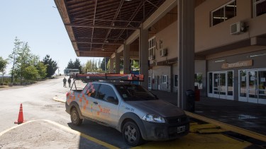 AVC y la municipalidad firmaron un acuerdo para instalar wifi gratuito en la terminal de Bariloche. Gentileza