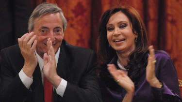 Por ley los expresidentes cobran pensiones vitalicias. 