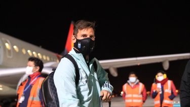 Lionel Messi, al bajar del avión que llevó al seleccionado desde Santa Cruz de la Sierra hasta La Paz.