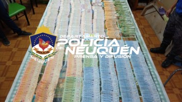 La Policía de Neuquén recuperó 700 mil pesos durante un allanamiento por estafa. (Foto: Gentileza).