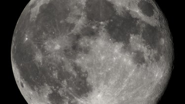 la superficie total de agua en la Luna abarcaría 40.000 km2, de los cuales el 60% en el polo Sur. (Gentileza).-