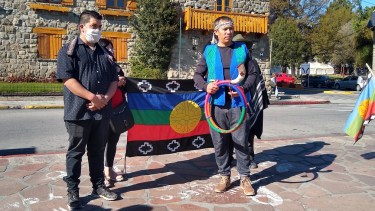 Newen Loncoman,  junto a Orlando Carriqueo, de la Coordinadora Mapuche en Bariloche. Foto: archivo