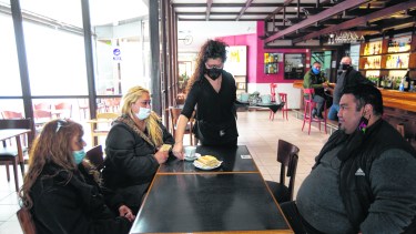 El uso del barbijo mientras no se está bebiendo o comiendo es exigible tanto por parte del local como de otro cliente. Su uso es obligatorio para ir a los sanitarios. Foto: Juan Thomes