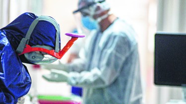 Un 45% de la planta activa de enfermería del hospital de Roca ya se enfermó de covid-19. 