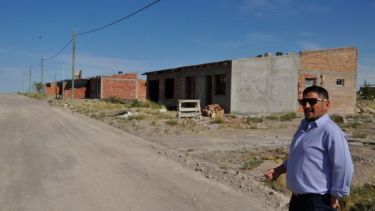 El intendente Quinteros gestiona la terminación de dos planes de viviendas que están paralizados desde el 2011. Foto: José Mellado.