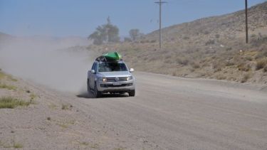 En esta época, en tránsito en el ripio -entre Jacobacci y Dina Huapi- genera polvo en suspensión. Se recomienda circular a baja velocidad. Foto: José Mellado.