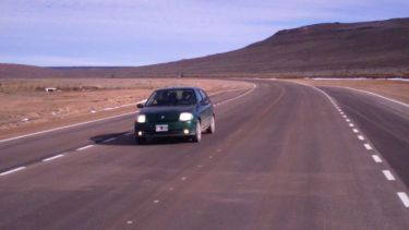 En los primos 50 kilómetros entre Paso Córdoba y El Cuy, la cinta asfáltica de la ruta provincial 6 presenta algunos desperfectos. Foto; José Mellado.