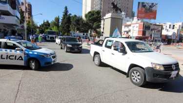 Con una caravana recorrieron la avenida Argentina a la altura del Municipio de Neuquén Capital. Foto: Oscar Livera.