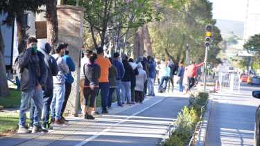 En el primer día de restricción vehicular en Neuquén, se registró una gran fila en el trailer para realizarse hisopados. (Foto: Yamil Regules).