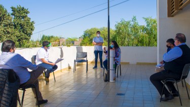 Los funcionarios de Gobierno, municipio y el hospital, coordinaron el trabajo de seguimiento. (Foto gentileza)