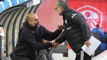 Cordial saludo entre el Loco Bielsa y Pep Guardiola, antes del inicio del partido.