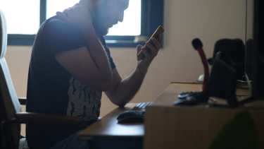 Los problemas de postura a la hora de trabajar generan molestias físicas. (Foto: Gonzalo Maldonado)