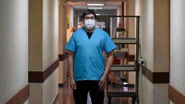 El próximo 12 de octubre Claudio cumplirá 21 años en el ejercicio de la enfermería. Foto Florencia Salto.