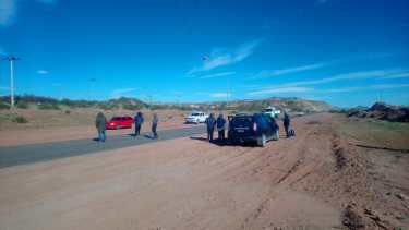 Trabajadores despedidos de la empresa Pecom reclaman su reincorporación y restringen la circulación hacia los yacimientos, sobre la Ruta 6. (Foto: Gentileza).
