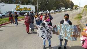 Cortaron la Ruta 7 en reclamo de servicios para una toma