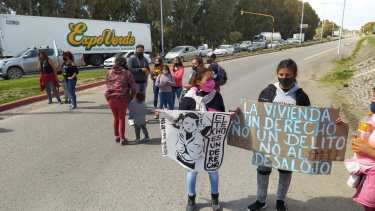 Las familias que componen la toma cortaron la Ruta 7 ante la falta de respuestas por parte del Municipio. (Gentileza).-