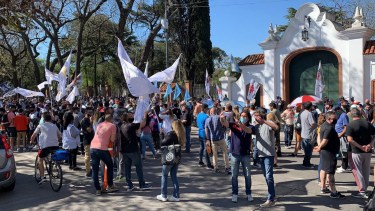 Cruces de simpatizantes del gobierno y opositores frente a la casa de Olivos