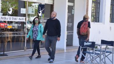 Las modalidades de atención son delivery o atención en puerta, pero no hay controles ante el llamado al incumplimiento (foto Yamil Regules)