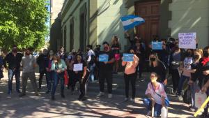 Protestas en Neuquén: comerciantes por restricciones y docentes por el FMI