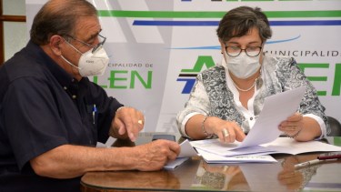 La intendenta Martín y un representante de la firma NRG Argentina SA firmaron el acuerdo para el desarrollo de la planta de procesamiento de arena.