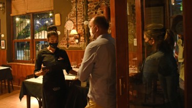 Los restaurantes y bares podrán abrir hasta las 24 de jueves a sábado. Foto: Florencia Salto