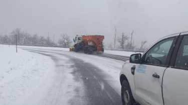Equipos viales trabajan en el despeje de la nieve de los pasos fronterizos neuquinos.  Gentileza Vialidad Nacional