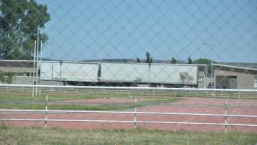 Las cámaras de frío para cuerpos fueron instaladas en la Ciudad Deportiva. (Yamil Regules).-