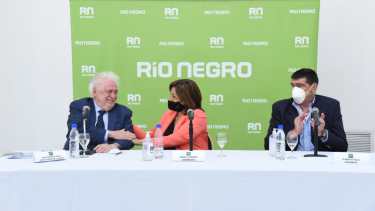 El ministro y la gobernadora dieron una conferencia antes de recorrer el hospital de Catriel. (Florencia Salto).-