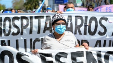 Los profesionales y los técnicos de Salud marcharon por Viedma. Foto: Marcelo Ochoa