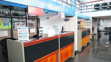 La aerostación viedmense seguirá totalmente desierta. No hay información oficial de la vuelta de los vuelos regulares.   Foto: gentileza.