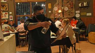 En los restoranes el barbijo es obligatorio hasta tomar asiento y para transitar espacios comunes. Archivo