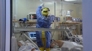 La Sociedad Argentina de Terapia Intensiva alertó que bajó la edad promedio de los internados