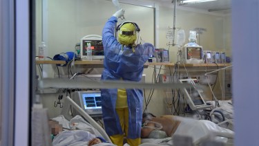 Los internados en terapia intensiva con coronavirus tienen un promedio de 53 años y la mayoría necesita asistencia respiratoria.