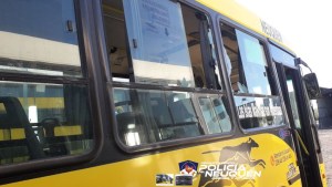 Agredieron a una inspectora y rompieron los vidrios de un colectivo en Neuquén