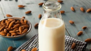 Receta fácil para hacer leche de almendras en casa