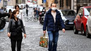 Italia evalúa imponer el uso obligatorio de barbijo al aire libre en todo el país