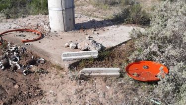 EL derribo del equipo no afectó el servicio eléctrico porque los usuarios no están todavía conectados a la red del equipo. Foto:  Gentileza Hugo Marin