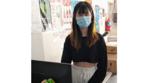 Hizo su descargo la comerciante de Roca que agredió a trabajadores de prensa