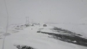Video: van a trabajar a las termas de Copahue entre nevadas y viento blanco
