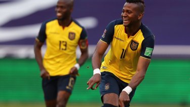 Estrada festeja uno de sus tantos. Ecuador goleó a Uruguay en la fecha 2 de las Eliminatorias. 