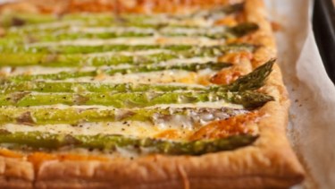 Espárragos en tarta y al vapor con salsa holandesa imperdible