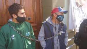 Trabajadores de Expreso Argentino se encadenaron en Casa de Gobierno