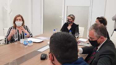 Soledad Gennari (izq.) y Norma Sepúlveda, en la reunión del viernes en Rincón de los Sauces. (Gentileza)