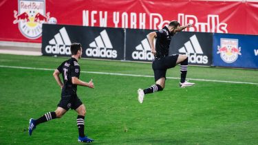 El delantero se sacó la mufa después de errar un penal en su partido debut.