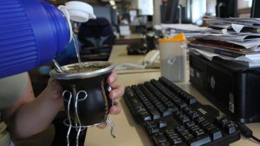 Cutral co y Plaza Huincul prohibieron tomar mate en sus oficinas. (Archivo):-