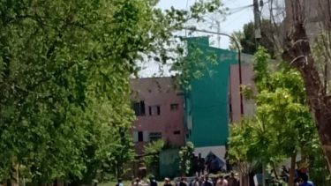 Los vecinos se enojaron porque los imputados por el asesinato de un joven del barrio iban a cumplir prisión domiciliaria en la comisaría (Gentileza)