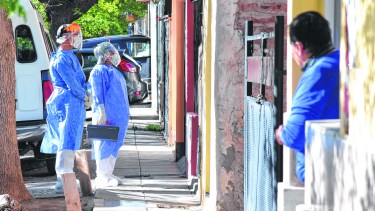 Quienes transitan la infección en sus domicilios son revisados por los médicos al menos una vez por día. 