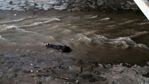 Detuvieron al carabinero sospechado de tirar a un joven de un puente en Chile