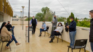 La reunión entre directivos de hospitales y funcionarios se realizó el terraza del municipio reginense. (Foto gentileza)